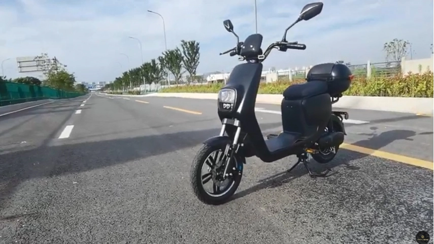 Scooter de cercanías con pedal asistido