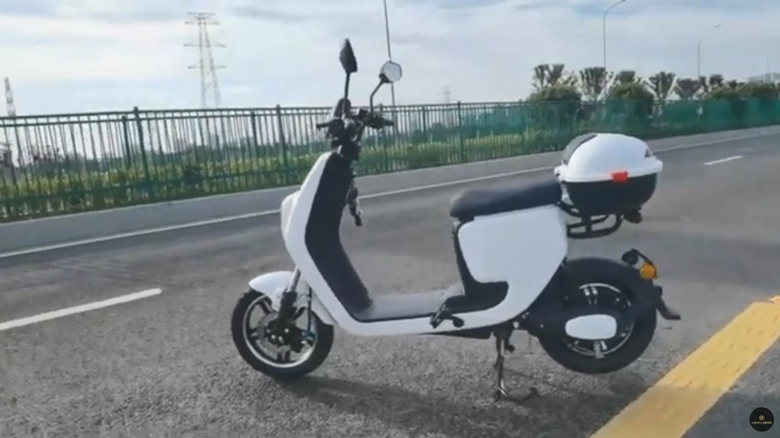 Scooter eléctrico de pedal con diseño de moda