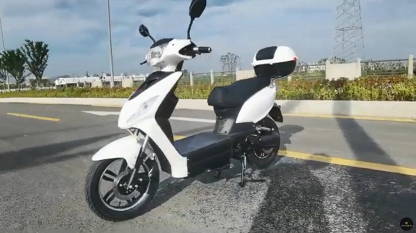 Scooter eléctrico de pedal blanco de China